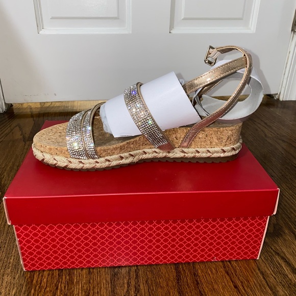 NEVER WORN sandals - Picture 2 of 3